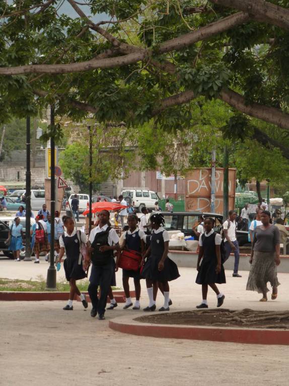 Estudantes caminham no centro de Port-au-Prince, capital do Haiti